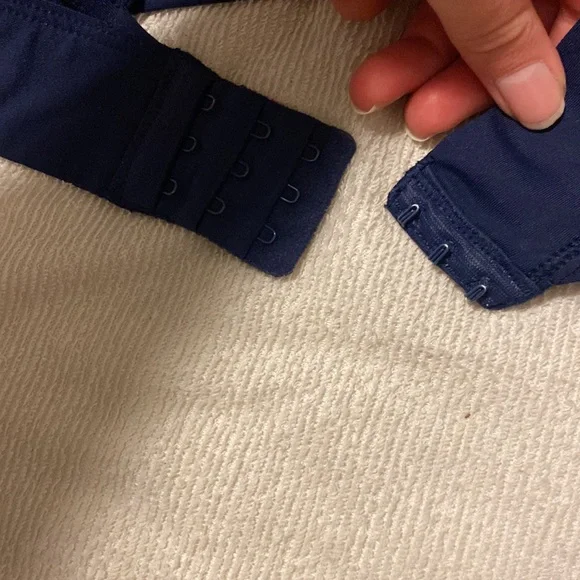 PINK/ VS ultimate criss cross bra size small - Picture 5 of 6